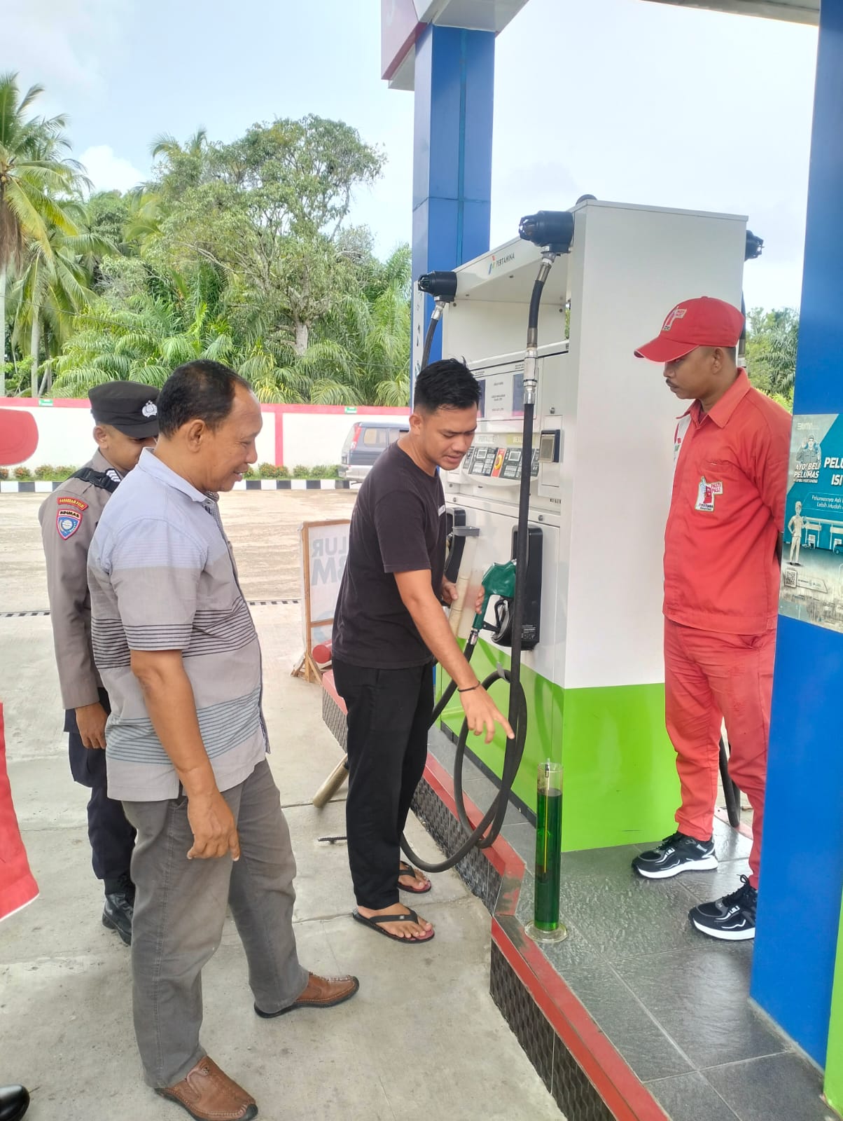 Hindari Kecurangan Pengisian BBM Polsek Pasieraja Cek dan monitoring SPBU.