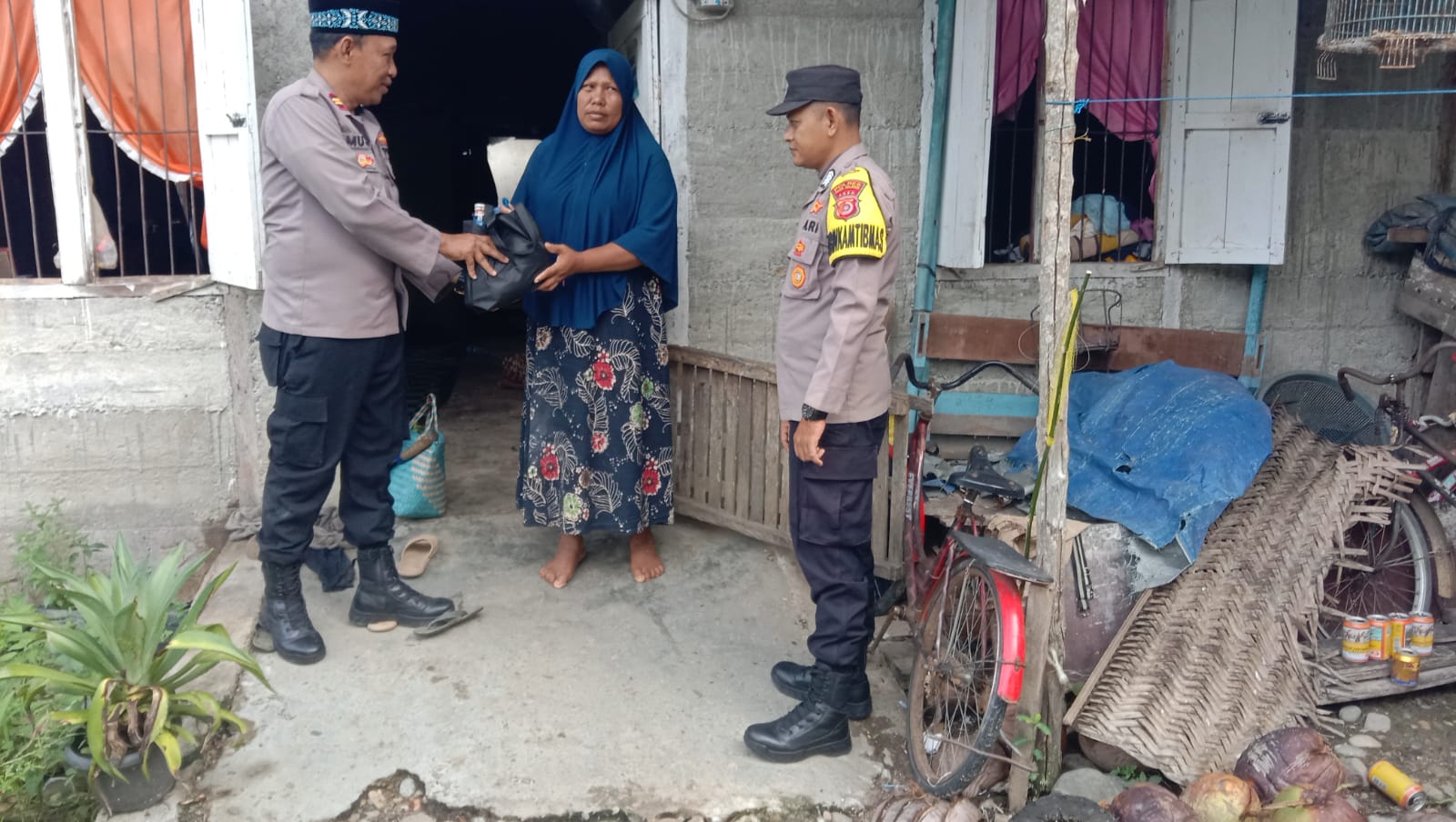 Jelang Hari Raya Idul Fitri Kapolsek Pasieraja Berikan Paket Sembako ke Warga Kurang Mampu
