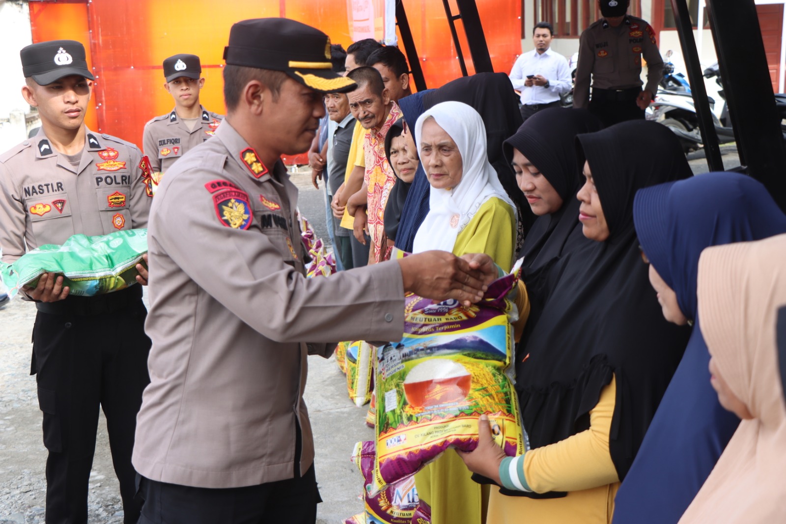 Polres Aceh Selatan Salurkan Zakat Fitrah Kepada Mustahik