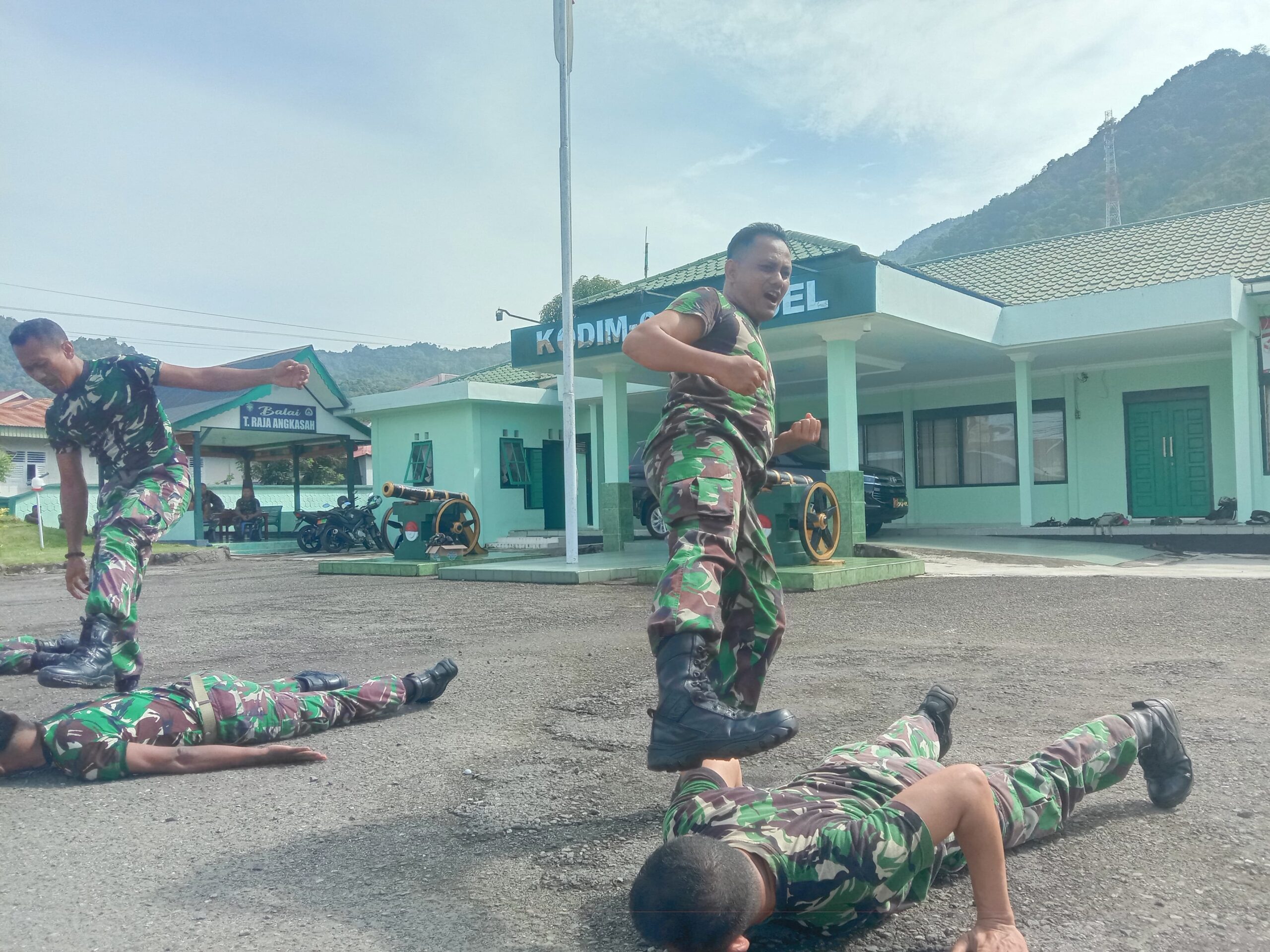 Tingkatkan Kemampuan, Personel Kodim 0107/Asel Melaksanakan Latihan Bela Diri Tektis