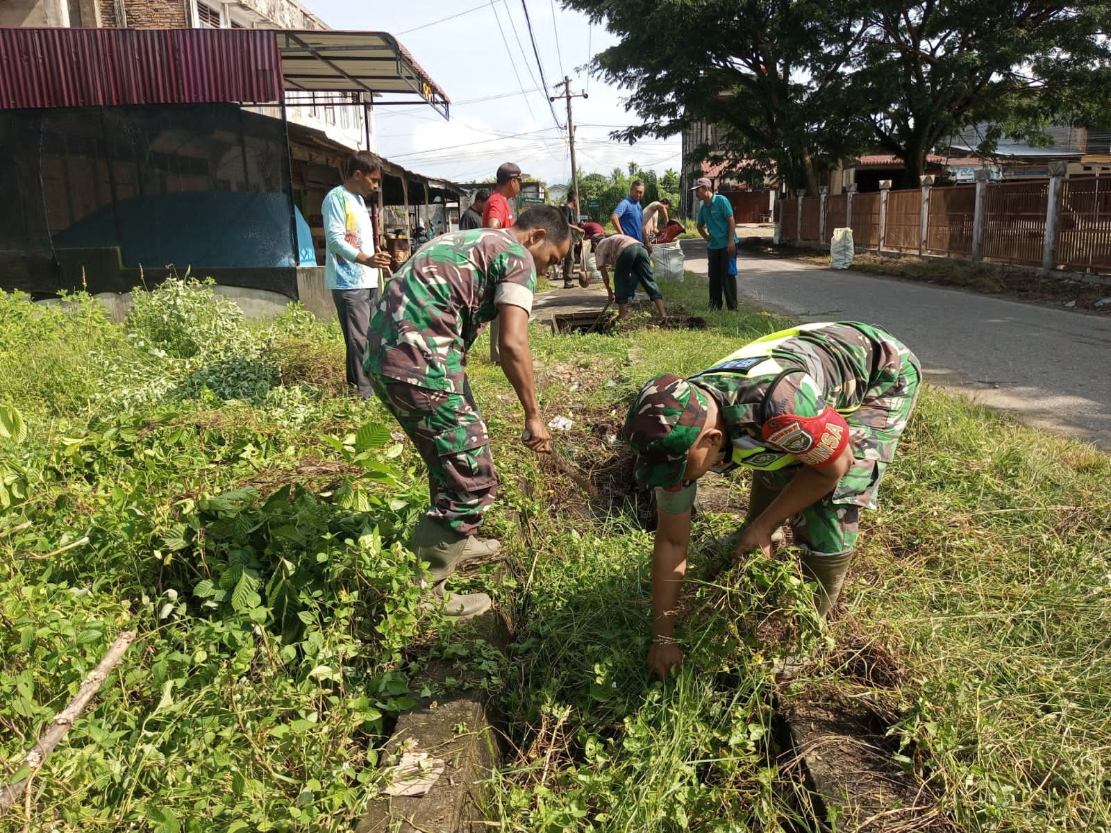 Koramil, Muspika Kluet Utara dan Masyarakat Lakukan Jumat Bersih di Lingkungan Desa Kota Fajar