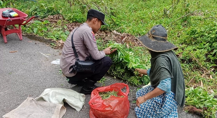 Aksi Sosial, Bhabinkamtibmas Polsek Tapaktuan Bagikan Sayuran Gratis Kepada Warga Binaan.