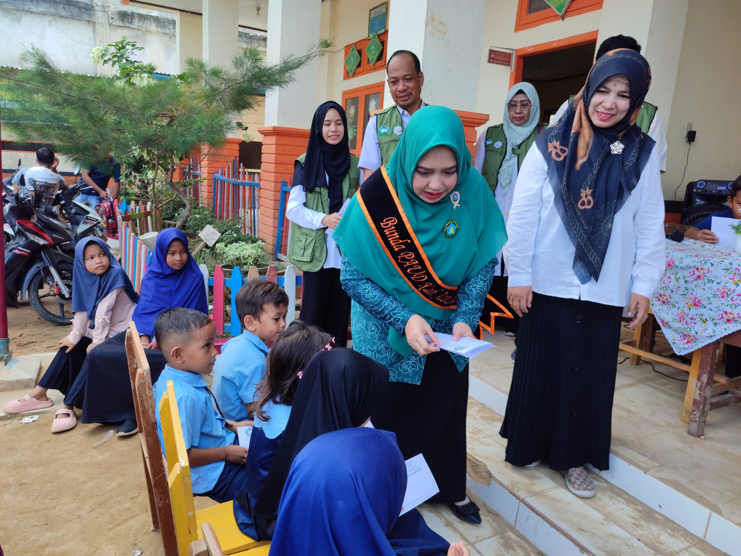 Pj. Ketua TP-PKK Serahkan Bantuan Pendidikan Dan Bantuan Fakir Uzur Di Ladang Rimba