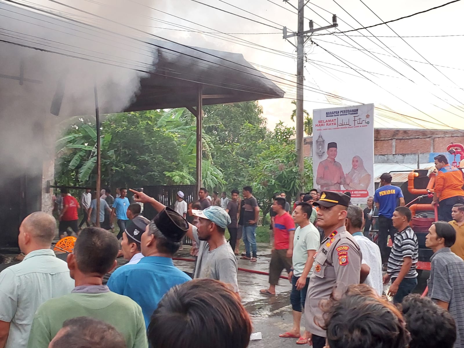 Personil Polsek Labuhanhaji Barat Turun Langsung Membantu TKP Kebakaran Ruko Di Pasar Blang Keujeren