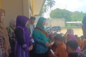 Ketua TP-PKK Aceh Selatan Bd.Yuliani Irvana S.Tr. Kembali Serahkan Bantuan Biaya Pendidikan Untuk Siswa