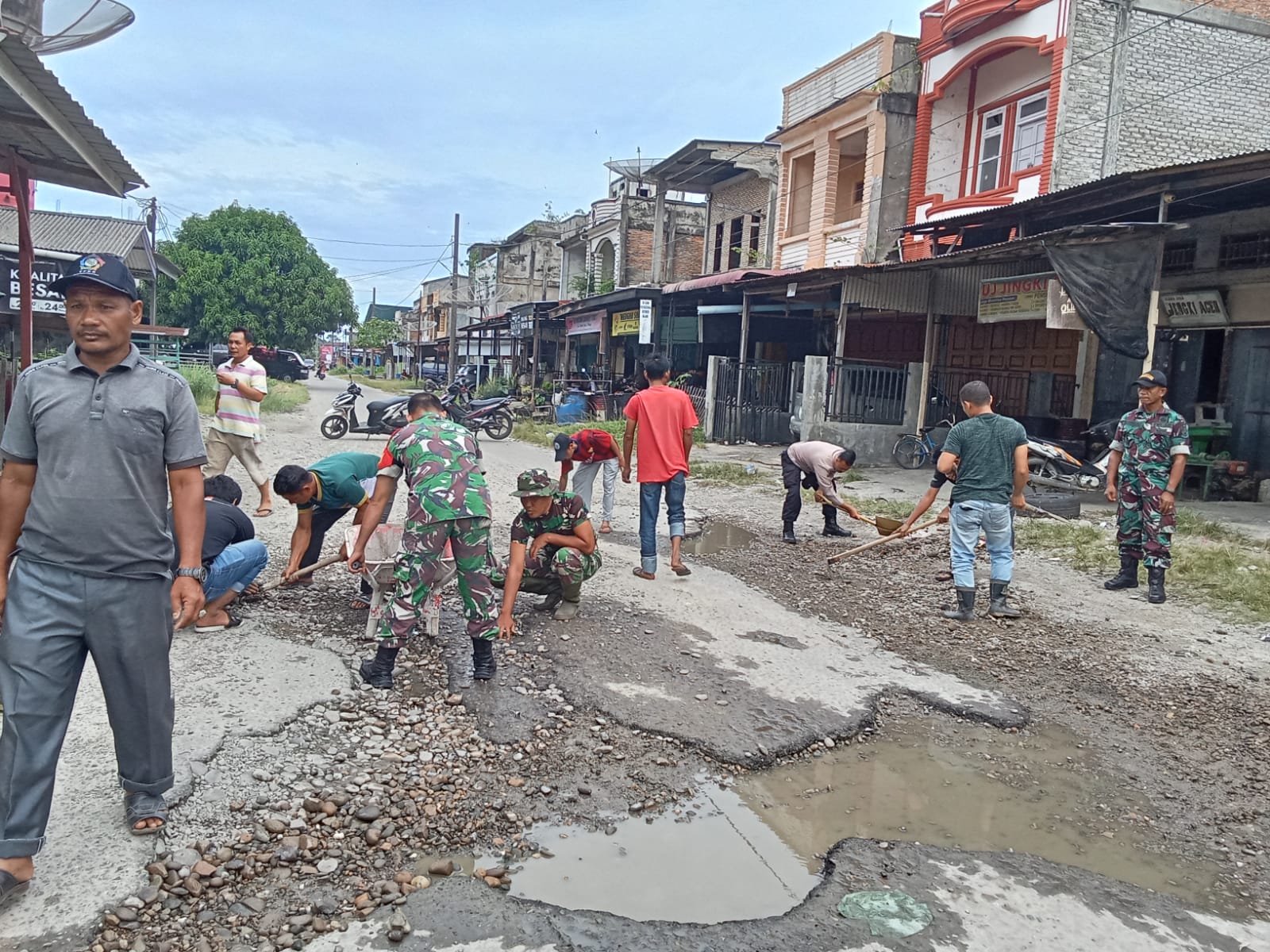 Kolaborasi TNI-Polri, Pemcam Kluet Utara dan Masyarakat Gotong Royong Perbaiki Jalan Kotafajar Kluet Utara