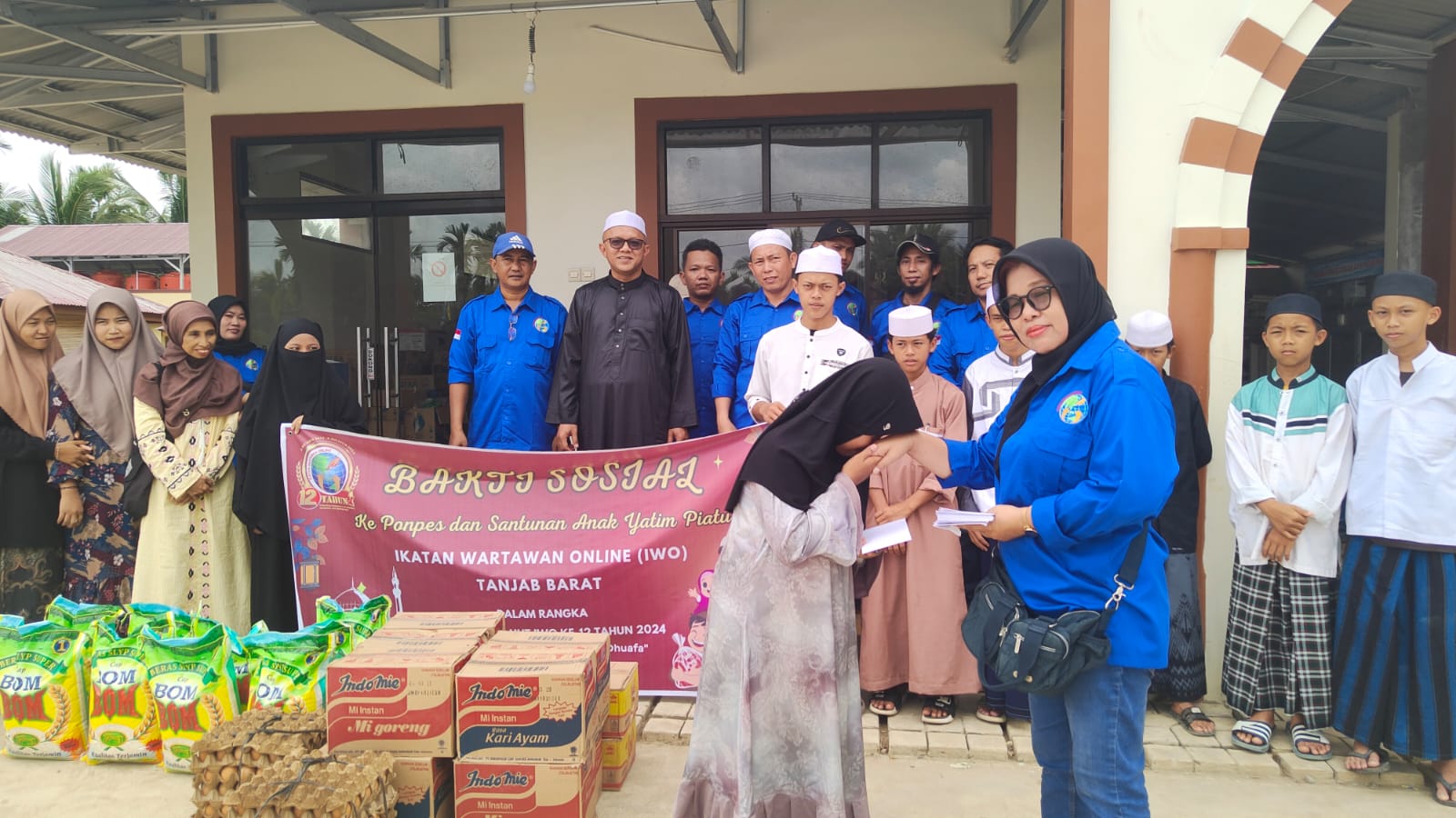 Peringati HUT ke-12, IWO Tanjab Barat Serahkan Bantuan ke Ponpes dan Santunan Bagi Anak Yatim Tahfizd