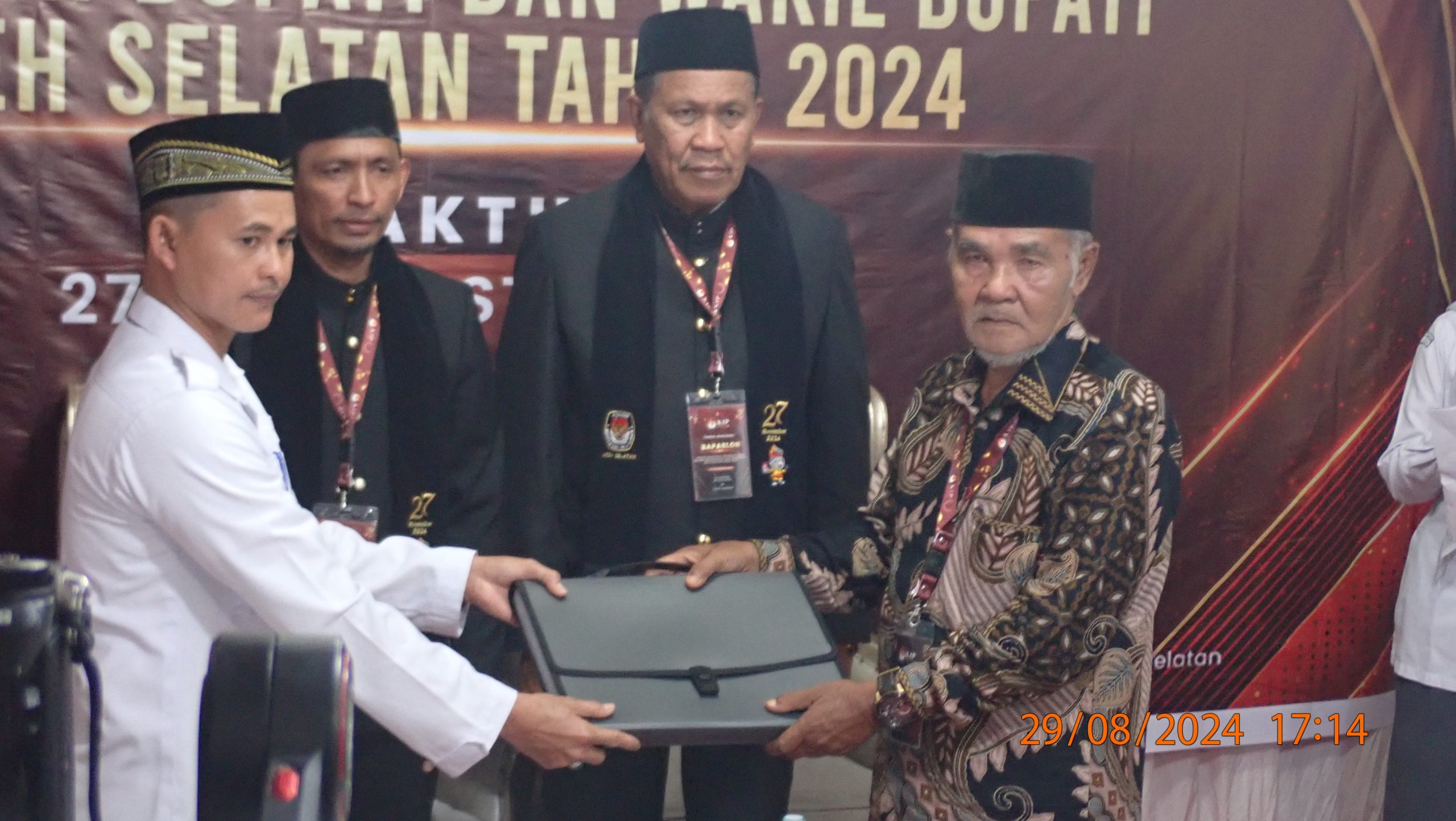 Di Iringi Ribuan Pendukung Dan Simpatisan Tgk Amran-Akmal AH Menjadi Peserta Terakhir Yang Mendaftar di KIP Aceh Selatan