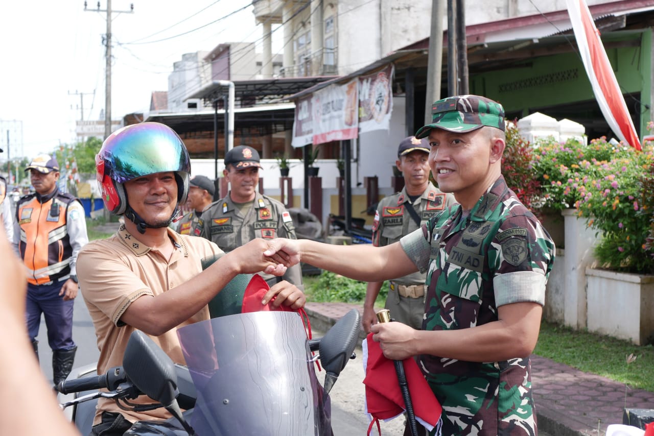 Dandim 0107/Aceh Selatan Serukan Semangat Nasionalisme Dalam Gerakan Pembagian 10 Juta Bendera Merah Putih