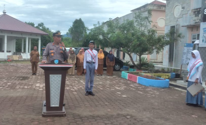 Jadi Pembina Upacara Bendera Hari Senin di SMAN Kapolsek Pasieraja Sampaikan Pesan Kamtibmas.