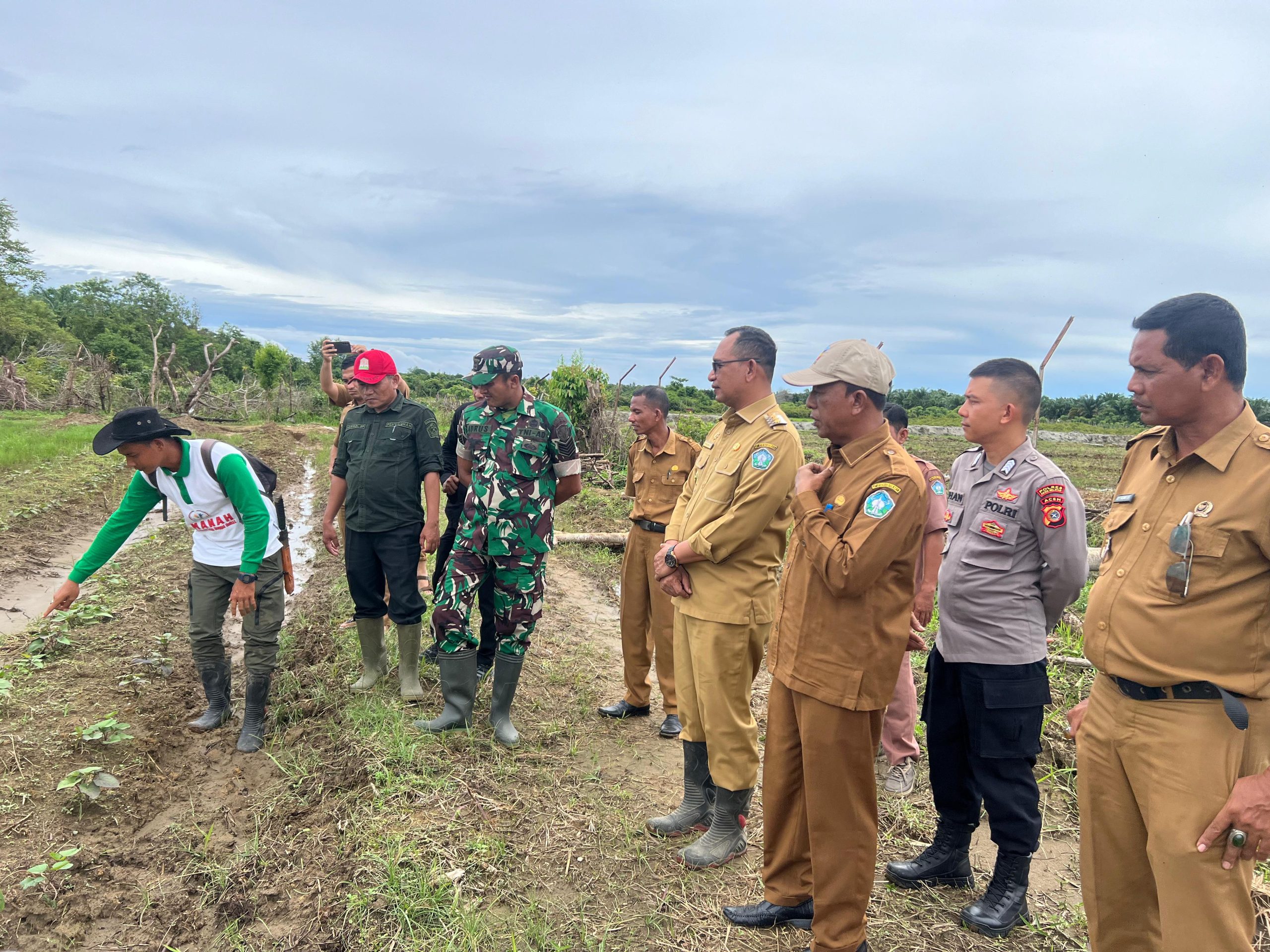 Pj Bupati Aceh Selatan Kunjungi  Lahan Pertanian Milik Pemerintah Kabupaten Aceh Selatan Di Gampong Baro Kecamatan Pasie Raja