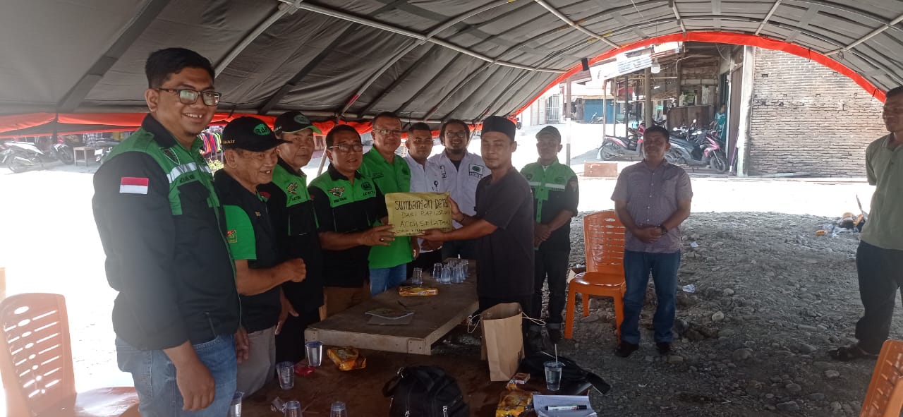 RAPI Aceh Selatan Serahkan Bantuan Untuk Korban Kebakaran Kotafajar