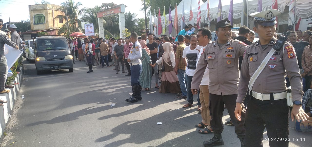 Petugas LLAJ Dishub Aceh Selatan Dan Kepolisian Polres Aceh Selatan Dengan Sigap Mengatur Kelancaran Arus Lalulintas Di Depan Kantor KIP Aceh Selatan