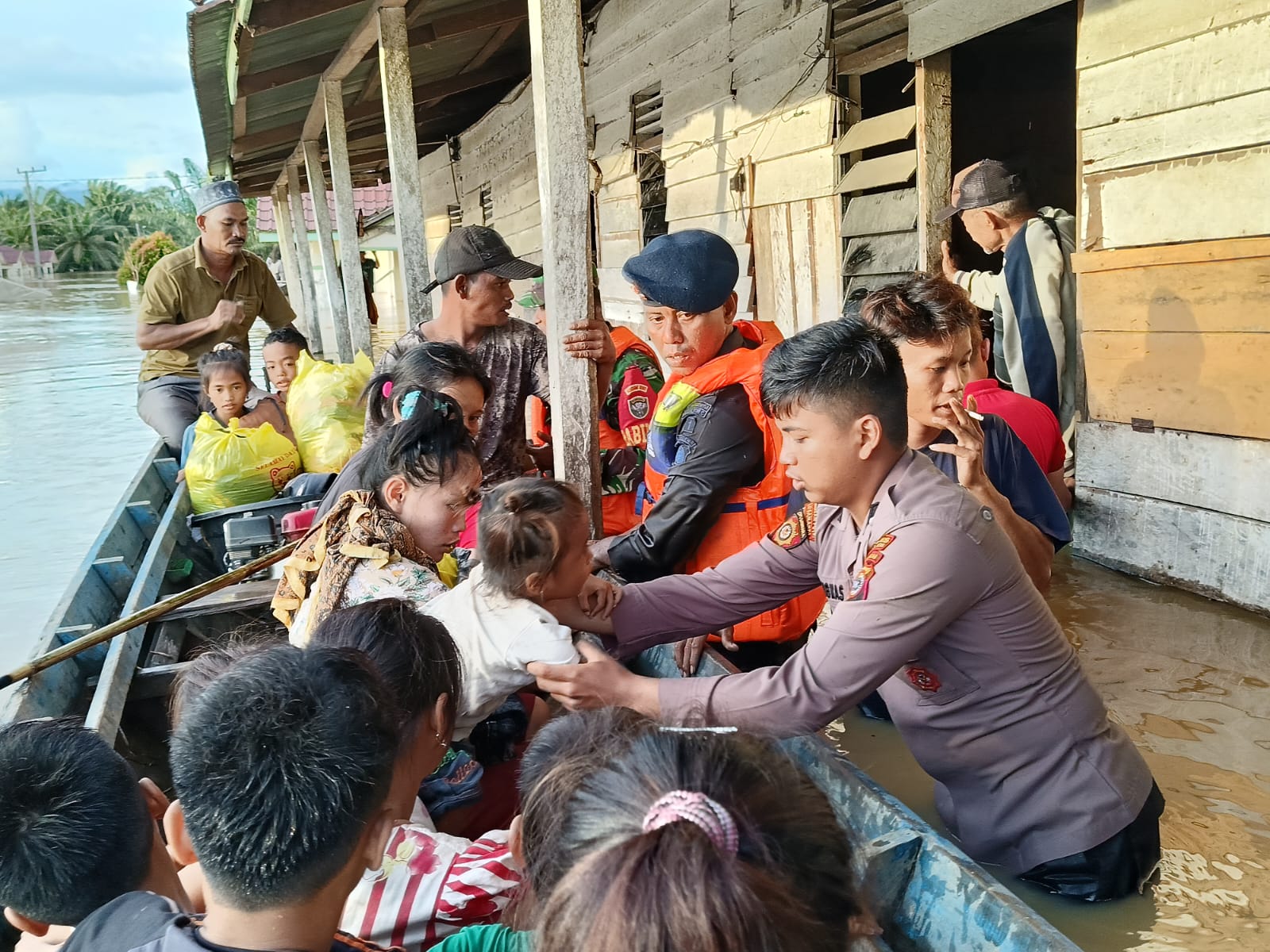 Peduli Kemanusiaan, Polsek Trumon Timur Gerak Cepat Bantu Evakuasi Korban Banjir