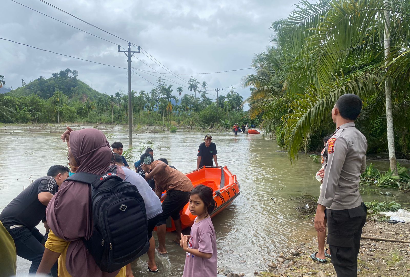 Polsek Kluet Tengah Terus Lakukan Monitor Area Banjir yang terjadi di Wilayah hukumnya.