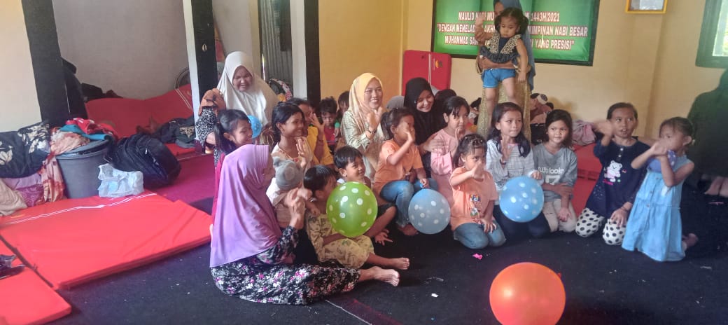 Suhaida Anggota DPRK Aceh Selatan Dari Partai Golkar Berikan Bantuan Kepada Korban Banjir Trumon