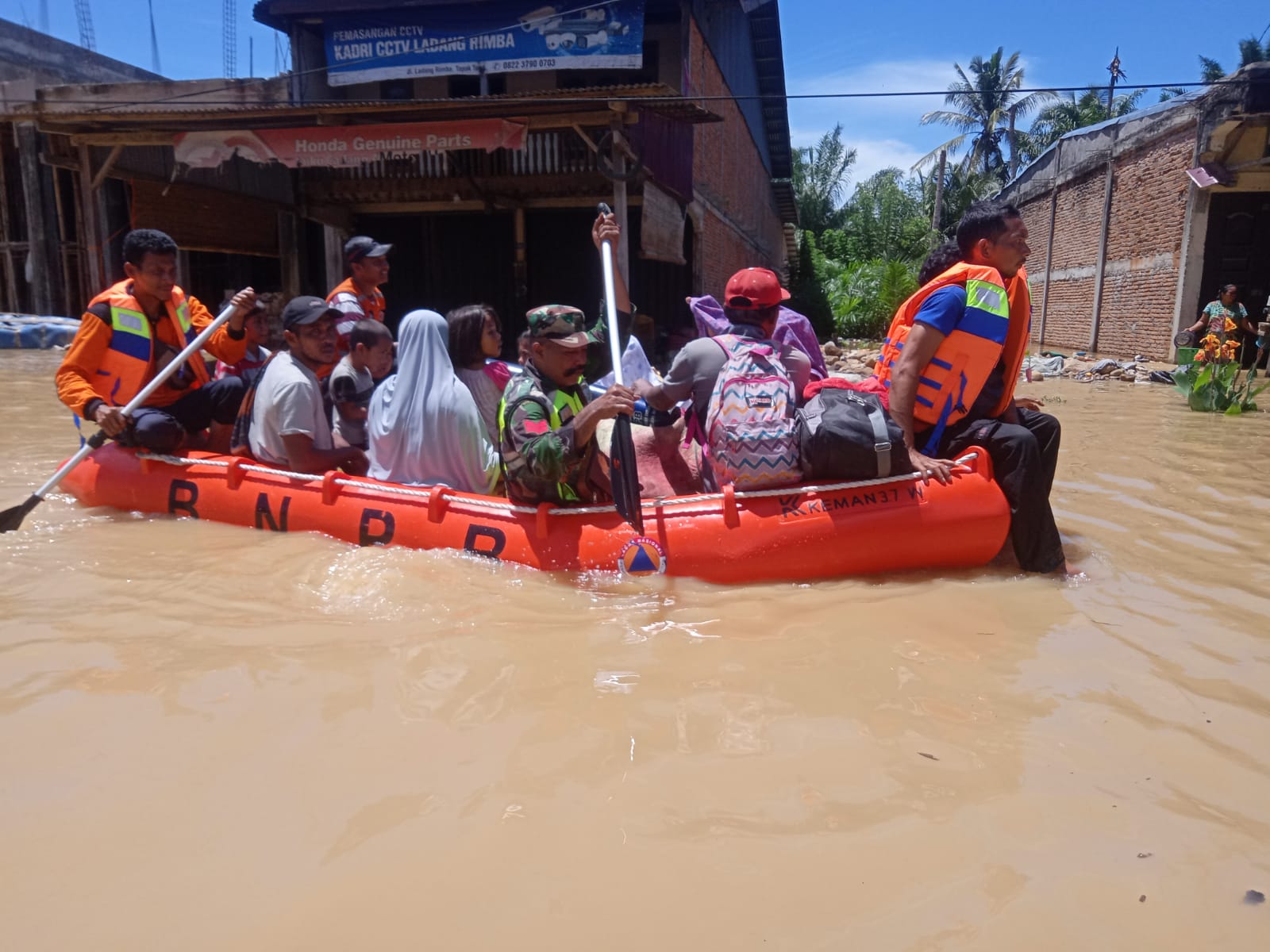 Dedikasi Tinggi Babinsa Koramil 09/Trumon Tengah Gendong Nenek di Tengah Banjir