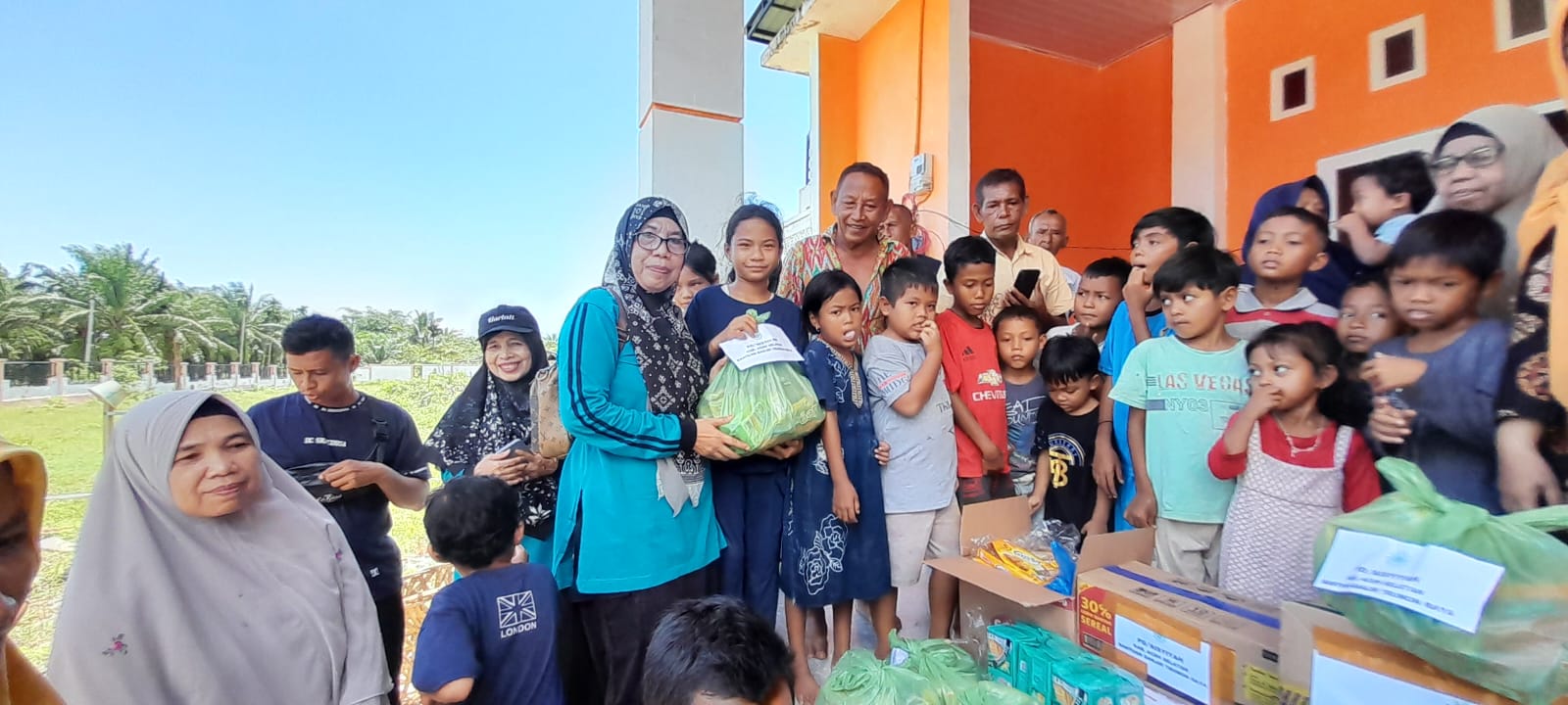 Aisyiyah Aceh Selatan Salurkan Bantuan Kepada Bayi, Anak-Anak Dan Lansia Korban Banjir Di Trumon Raya
