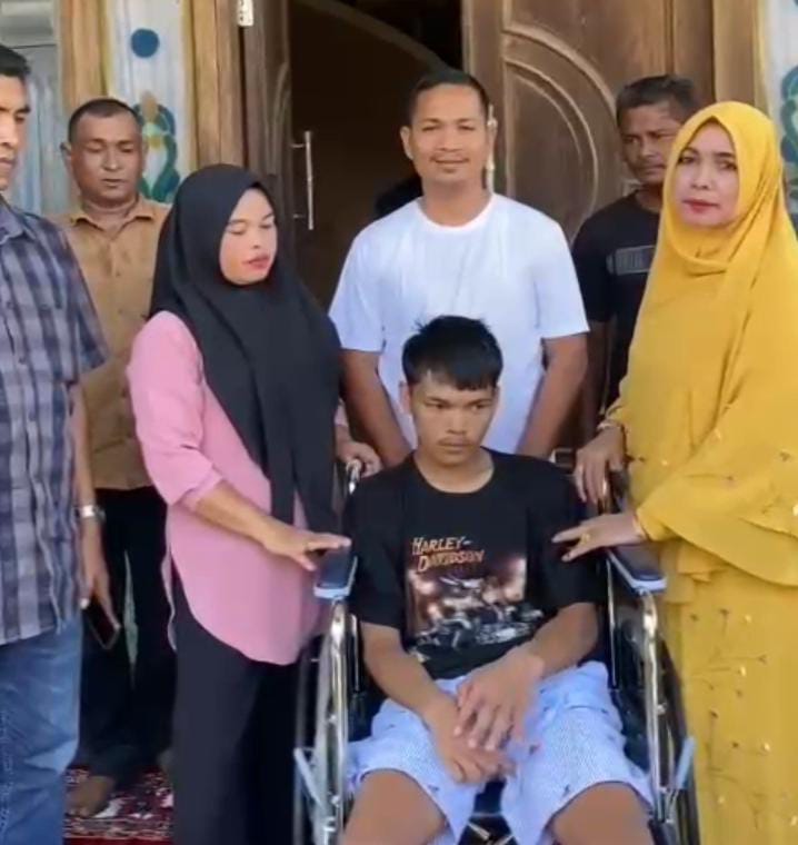 Keceriaan Keluarga Hamdi Bersama Kursi Roda Bantuan HAKAM-AYI