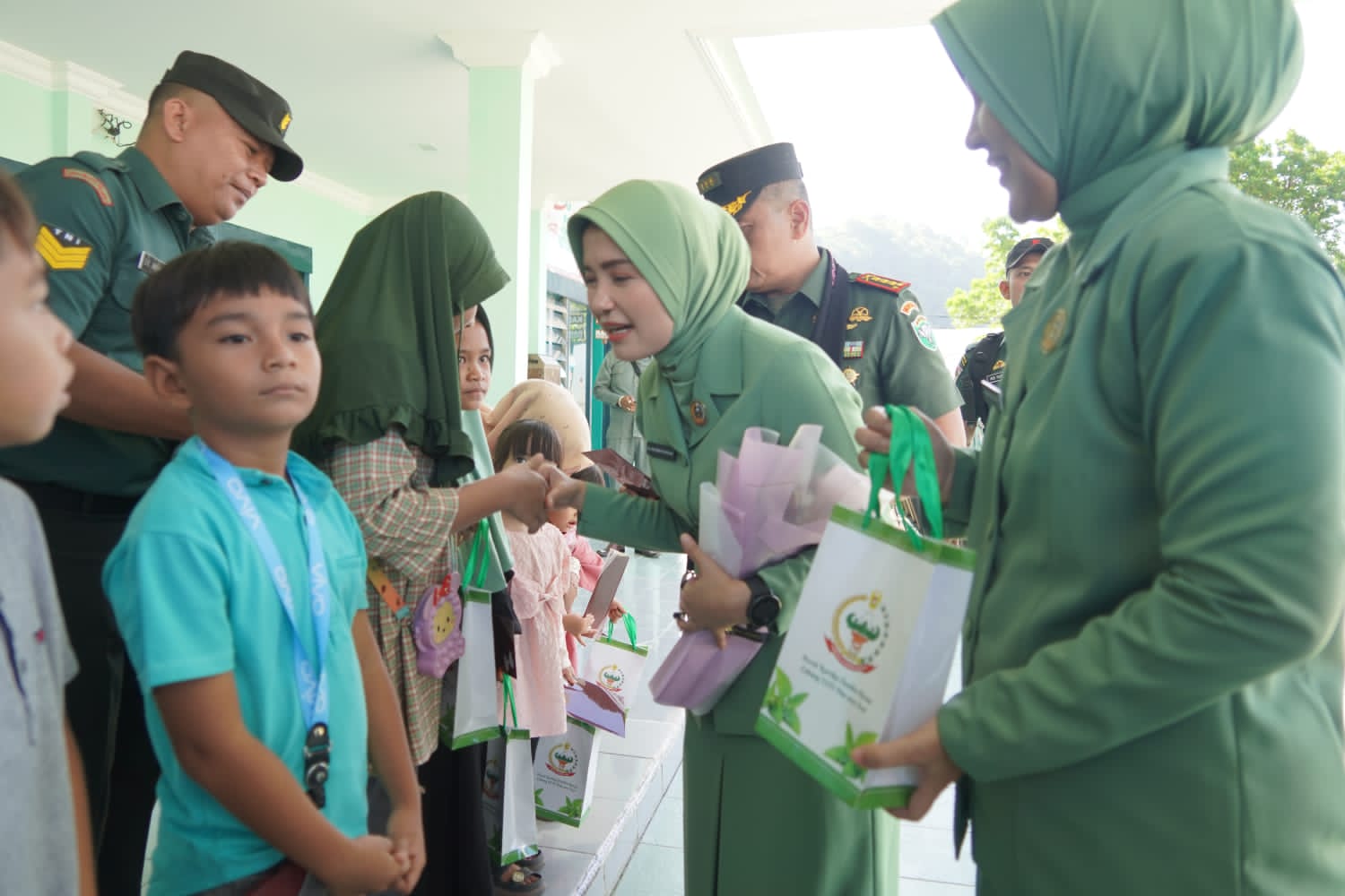 Kunjungan Kerja di Makodim 0107/Asel Danrem 012/TU Berbagi Kebahagiaan Dengan Anak Yatim