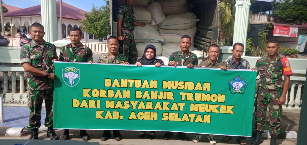 Bersama Kodim Aceh Selatan, Warga Meukek Turut Sumbangkan Bantuan bagi Korban Banjir
