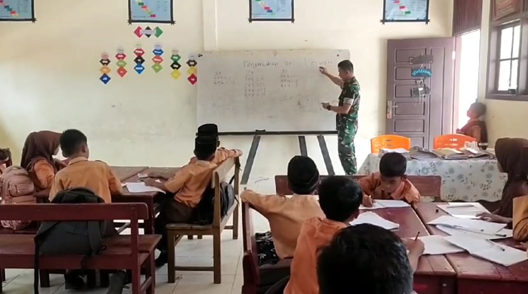Tingkatkan Minat Belajar, Kodim 0107/Asel Ajarkan Anak SD Pembelajaran Matematika Dengan Metode Gasing