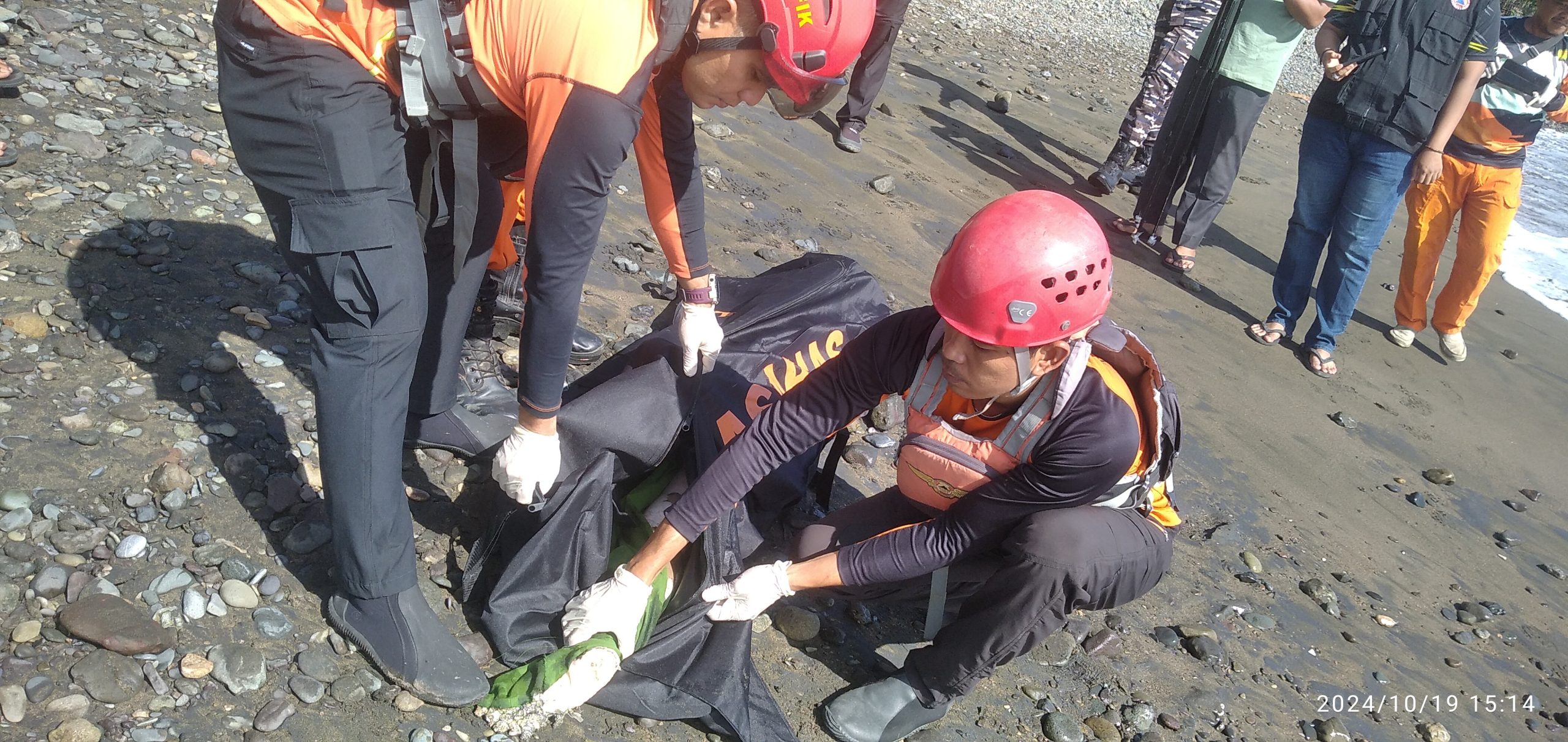 Lagi, Mayat Wanita Tanpa Identitas Di Temukan Di Bibir Pantai Desa Kemumu Hilir Labuhan Haji Timur