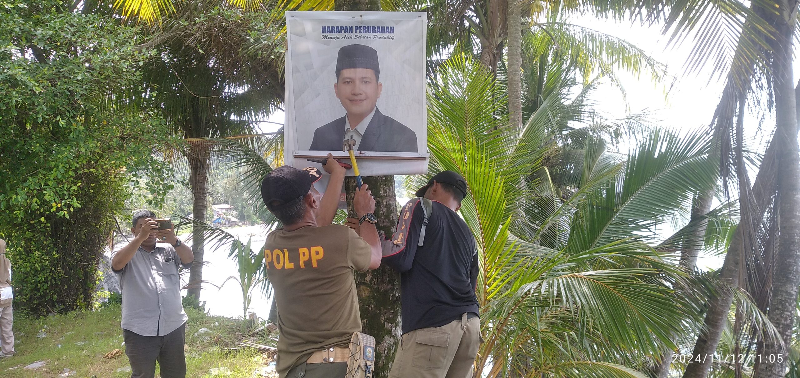 Panwaslih Aceh Selatan Tertibkan APK Calon Bupati dan Wakil Bupati Yang Langgar Peraturan PKPU