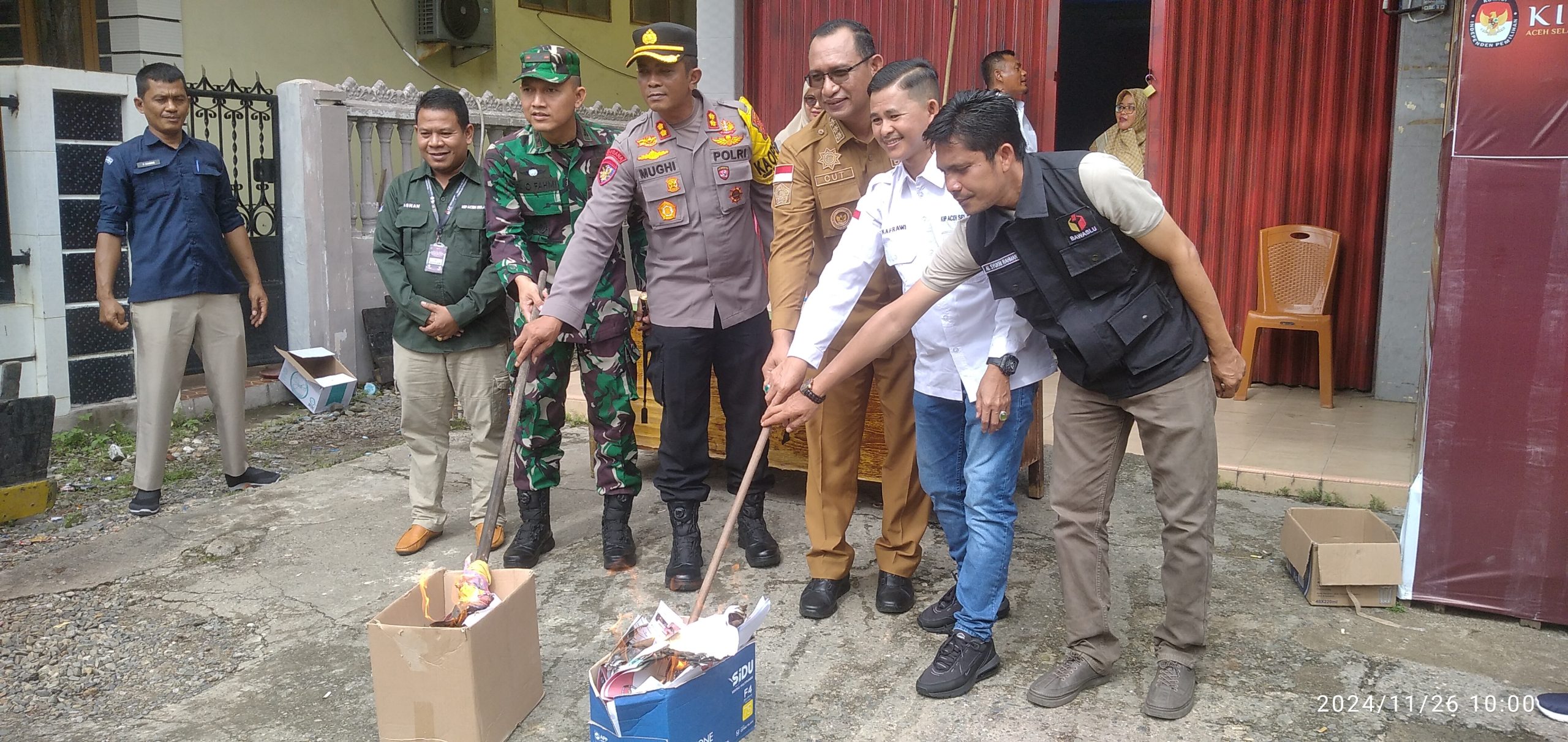 KIP Aceh Selatan Musnahkan Kertas Suara Gubernur/Wakil Gubernur Aceh & Bupati/Wakil Bupati Aceh Selatan Yang Rusak