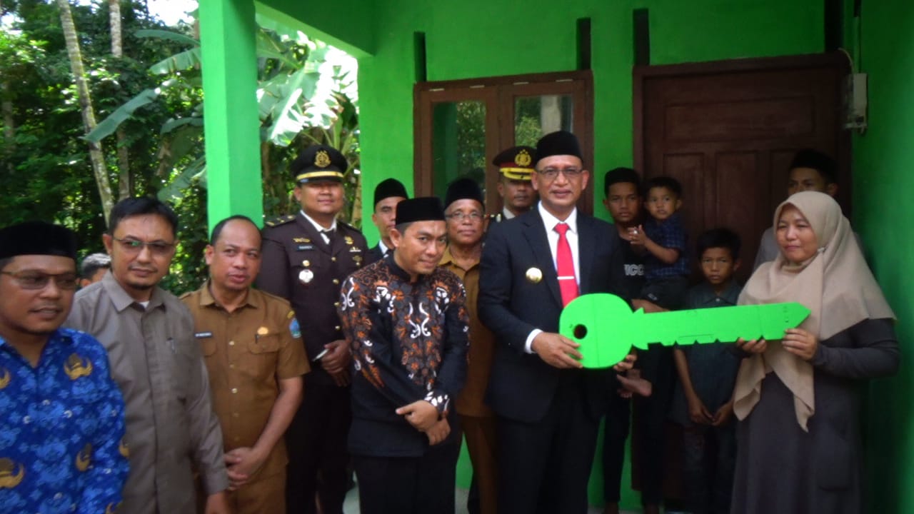 Pj Bupati Cut Syazalisma Serahkan Kunci Rumah Bantuan Baitul Mal Aceh Selatan