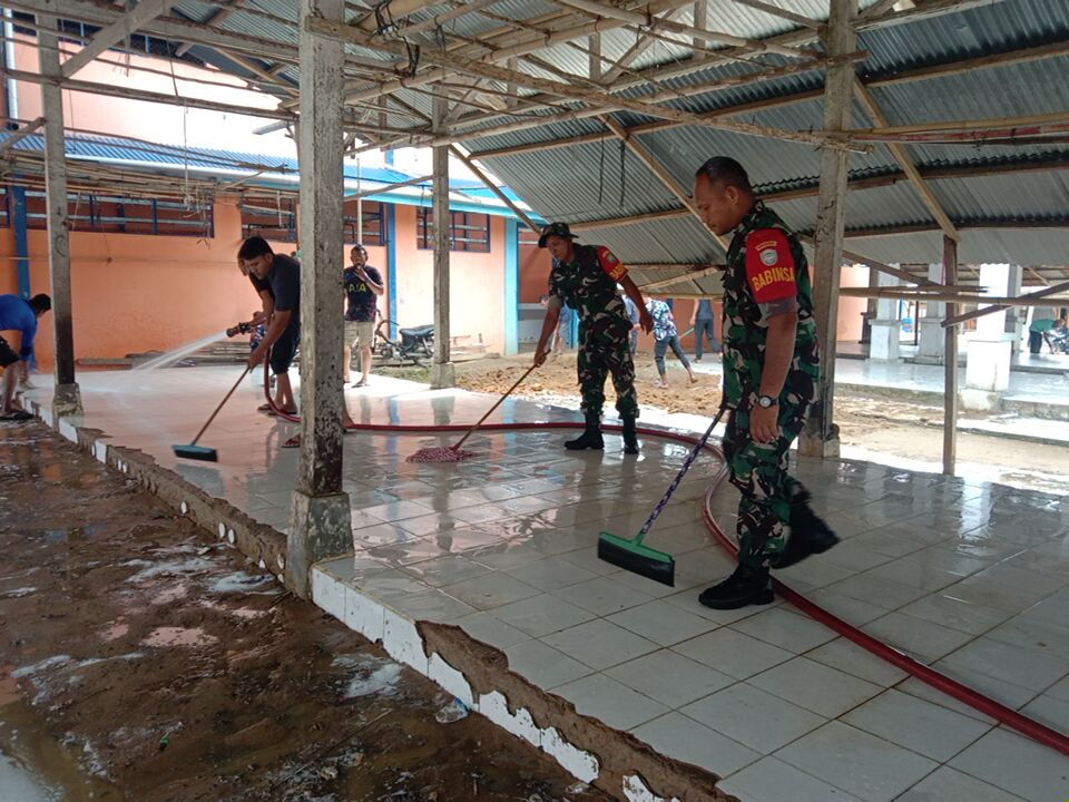 Menyongsong Suksesnya Peringatan Maulid Nabi Muhammad SAW, Babinsa Trumon Tengah dan Warga Bersatu Bersihkan Lokasi Acara