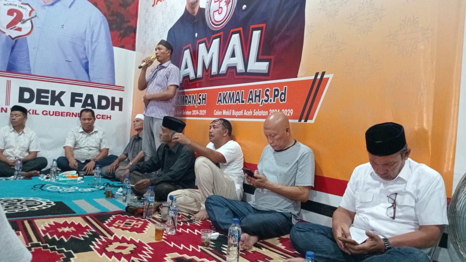 Tgk Amran Secara Resmi dan Kesatria Mengucapkan Selamat, Kepada H. Mirwan dan Baital Mukadis (MANIS) Dalam Acara Pembubaran Tim pemenangan AMAL di Posko Sipil Kotafajar