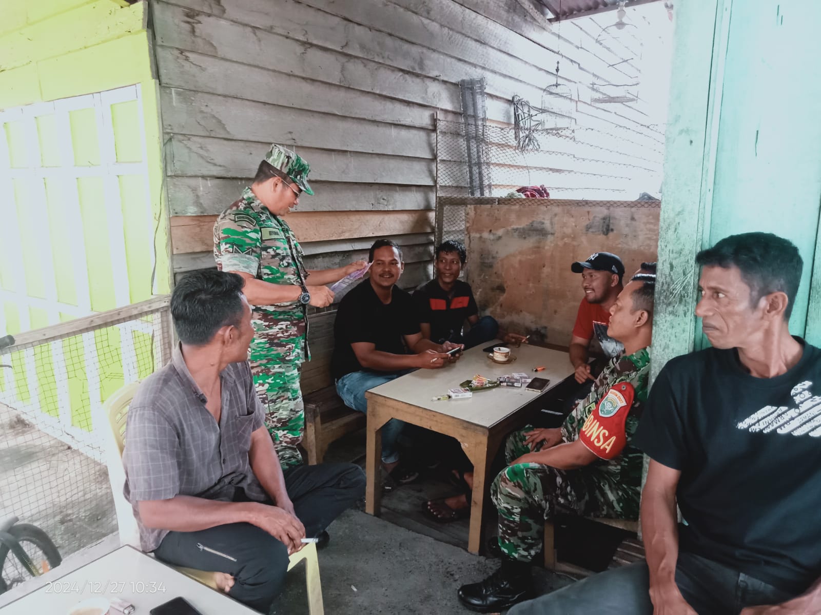 Sosialisasikan Penerimaan Prajurit TNI AD Tahun 2025, Babinsa Jajaran Kodim 0107/Aceh Selatan Lakukan Kampanye Kreatif Bagi Warga