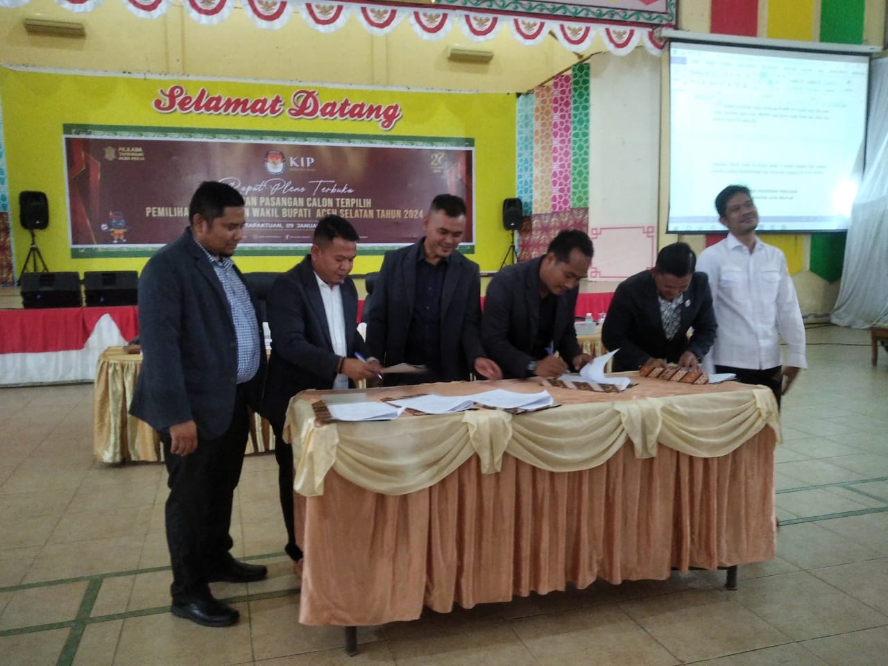 KIP Aceh Selatan Tetapkan Pasangan Mirwan – Baital Mukadis sebagai Bupati dan Wakil Bupati Aceh Selatan Periode 2025 – 2030