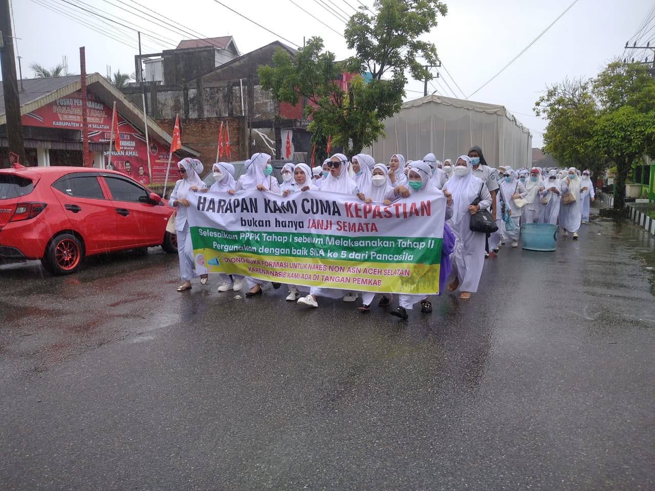 Di bawah Guyuran Hujan Honorer dari Tenaga Kesehatan dan Non Tenaga Kesehatan  Sampaikan 6 Butir Tuntutan ke DPRK Aceh Selatan