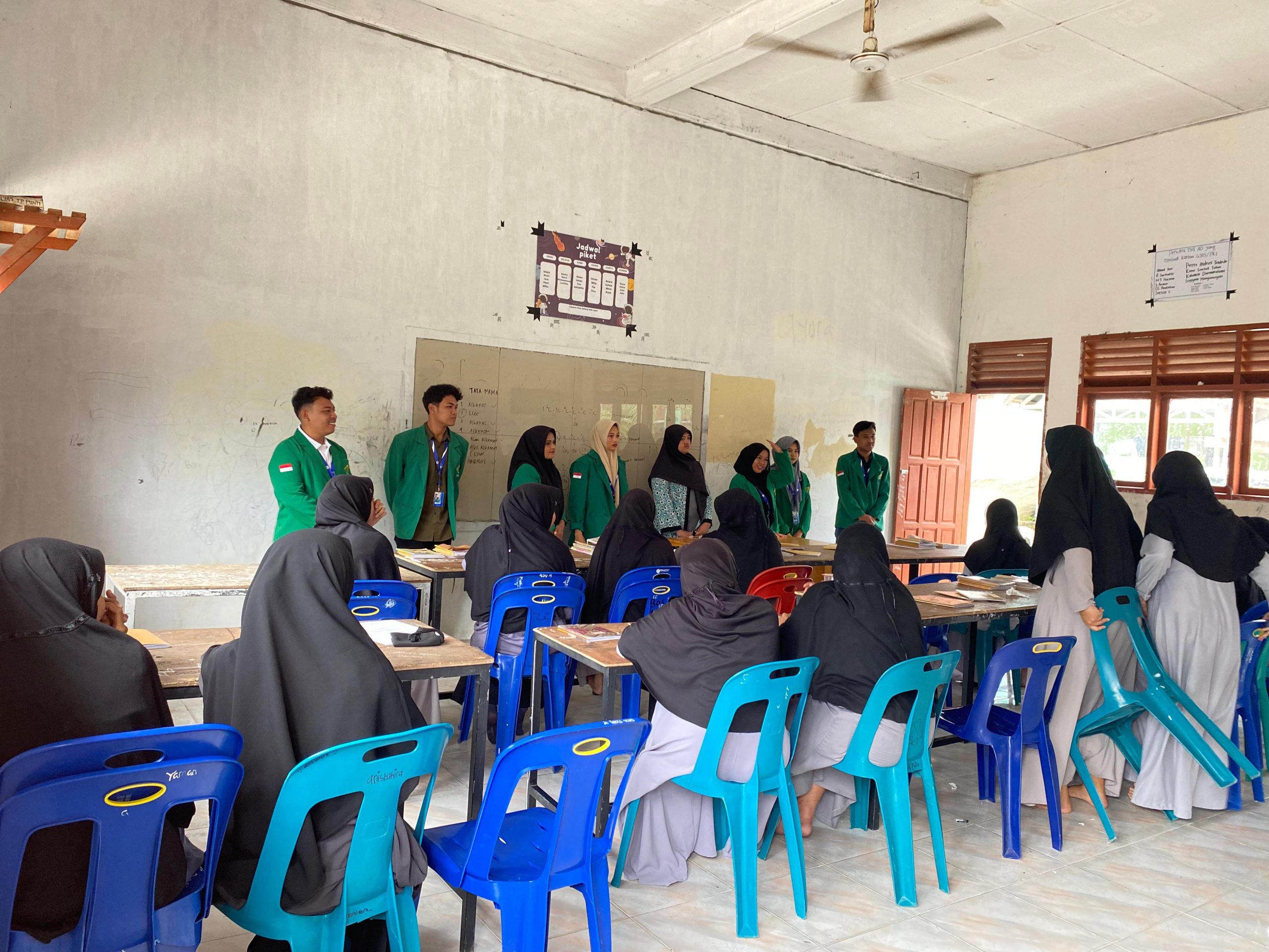 Mahasiswa KKN-PPM 07 Lhok Mon Puteh Gelar Sosialisasi Masuk Perguruan Tinggi Negeri (PTN) di Dayah Daru Ulum