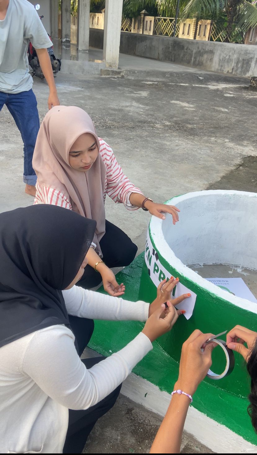 Pembuatan Tong Sampah Permanen Karya Mahasiswa KKN 165, Solusi Untuk Masalah Sampah Di Meunasah Gampong Ara
