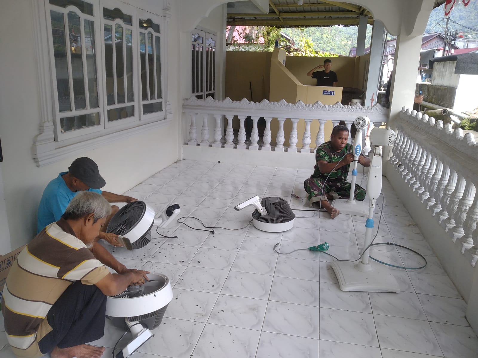 Dalam Rangka Menyambut Bulan Suci Ramadhan Tahun 1446 H/ 2025 M, Masyarakat Dusun Ujung Pasir Laksanakan Gotong Royong.