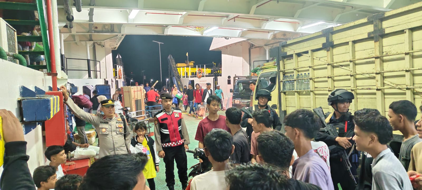 Personil Pospam Polres Aceh Selatan lakukan pengamanan Kedatangan Kapal Fery di Pelabuhan Penyeberangan Labuhan Haji