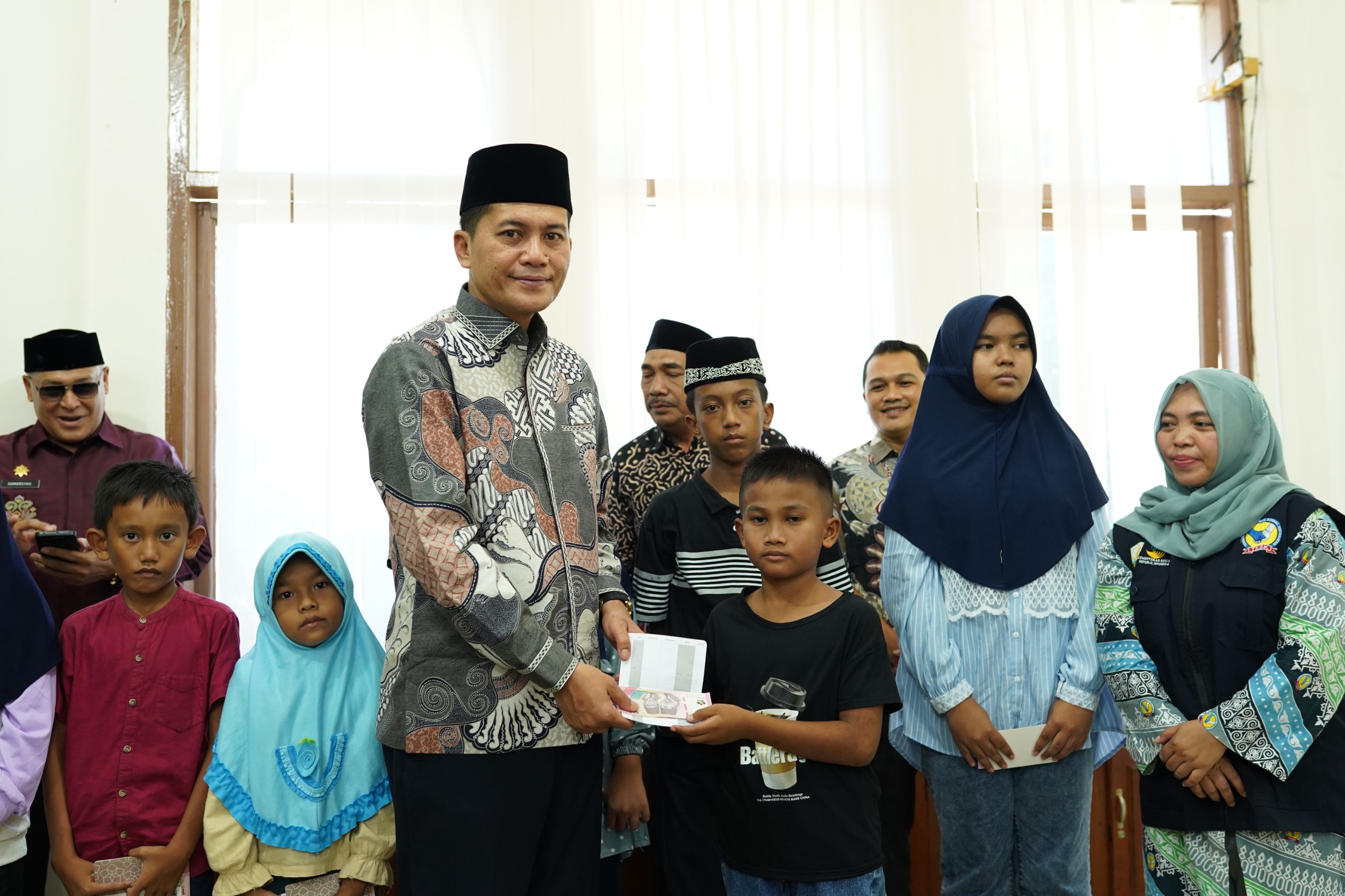 Bupati Aceh Selatan Serahkan Secara Simbolis Santunan Non Tunai Bagi Yatim Piatu