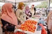 Istri Gubernur Aceh Apresiasi Pasar Tani yang Digelar oleh Distanbun Aceh