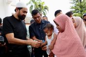 Gubernur Mualem Santuni Anak Yatim dan Lepas Pawai Takbir Idul Fitri 1446 Hijriah