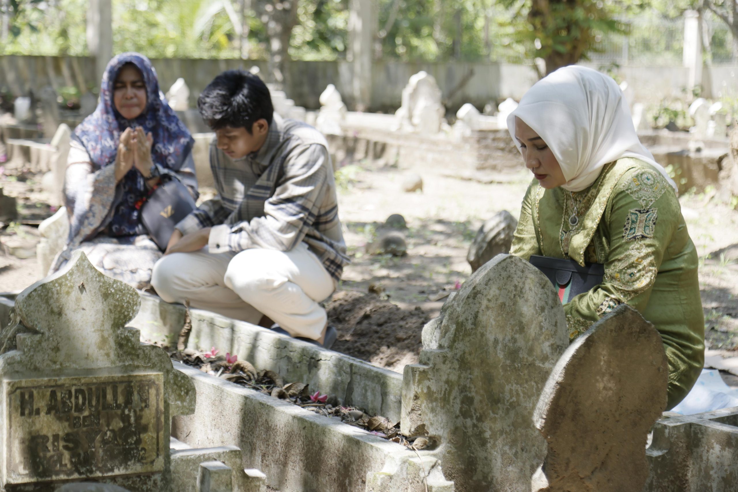 Ketua TP PKK Aceh Berziarah ke Makam Ayah di Momen Idulfitri