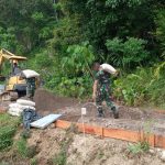 Penuh Dedikasi, Tim Satgas TMMD Kodim Aceh Selatan Pikul Material Demi Percepatan Pekerjaan Sasaran Fisik