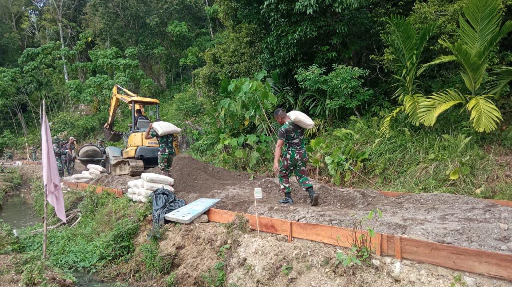 Penuh Dedikasi, Tim Satgas TMMD Kodim Aceh Selatan Pikul Material Demi Percepatan Pekerjaan Sasaran Fisik
