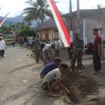 Antusias Warga Bantu Satgas TMMD 124 Kodim 0107 Aceh Selatan dalam Percepatan Penggalian Jalur Pipanisasi