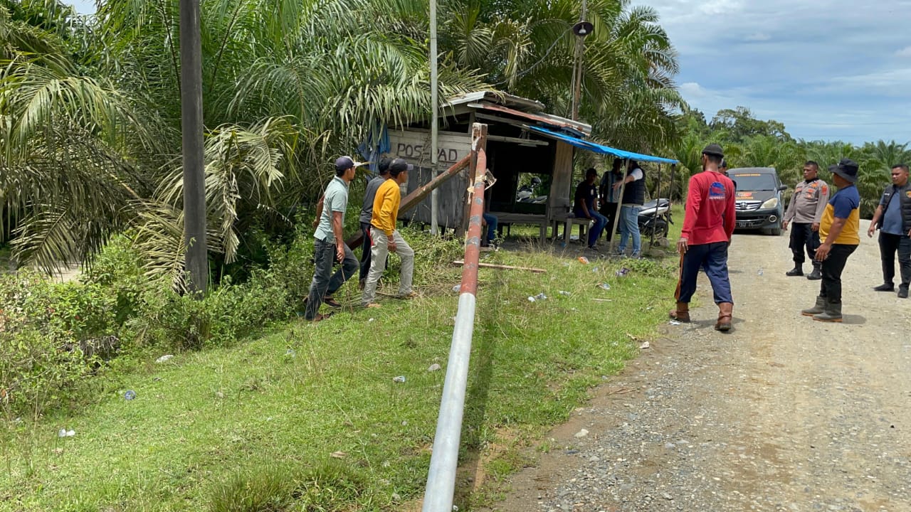 Polres Aceh Barat bersama Warga Lakukan Pembongkaran Portal untuk Cegah Pungli dan Premanisme