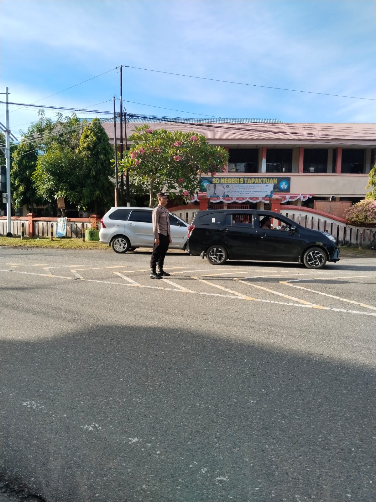 Personel Polsek Tapaktuan Laksanakan Strong Point Pagi Untuk Kelancaran Lalu Lintas Saat Jam Sibuk