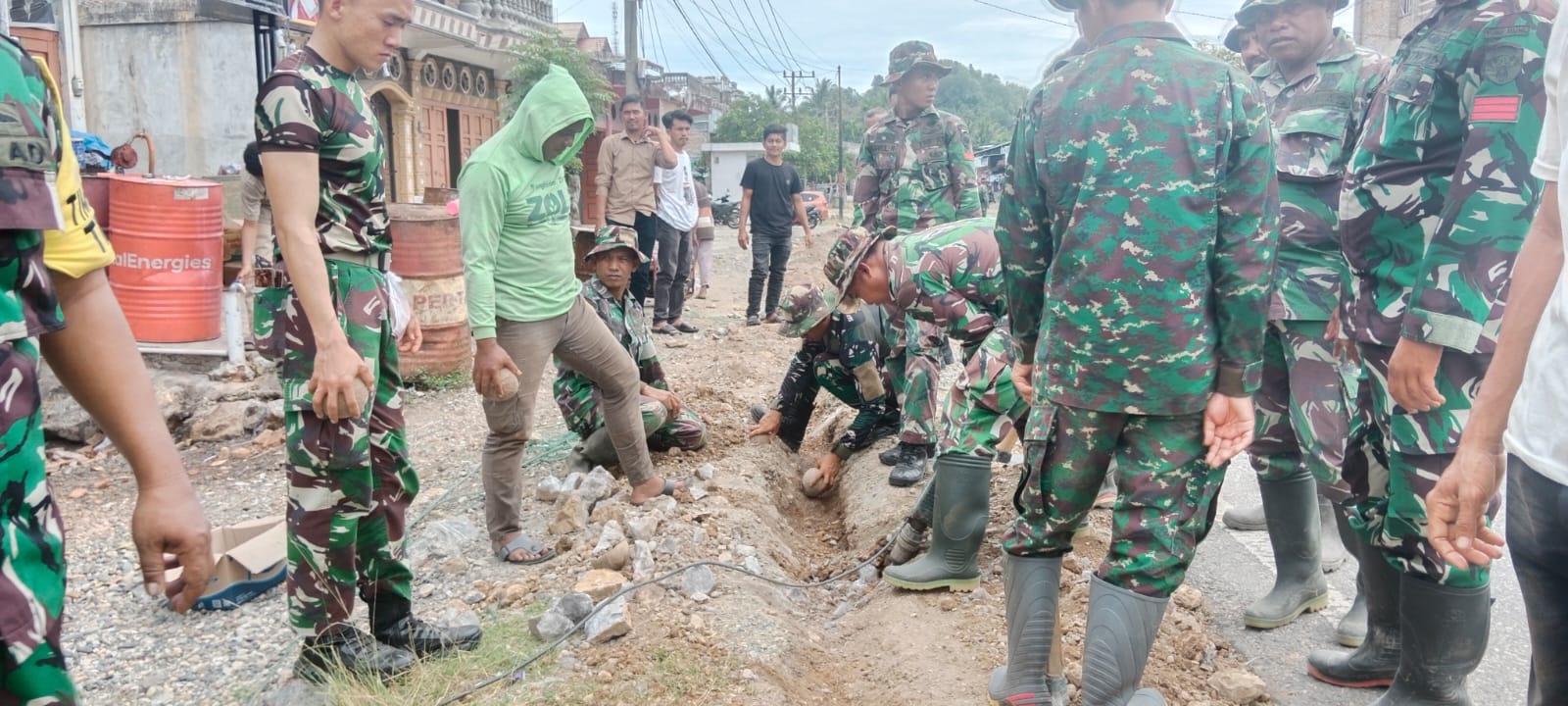 Masuk Hari ke-18, Progres Pipanisasi Program Unggulan Kasad di TMMD 124 Kodim 0107/Asel Capai 60 Persen