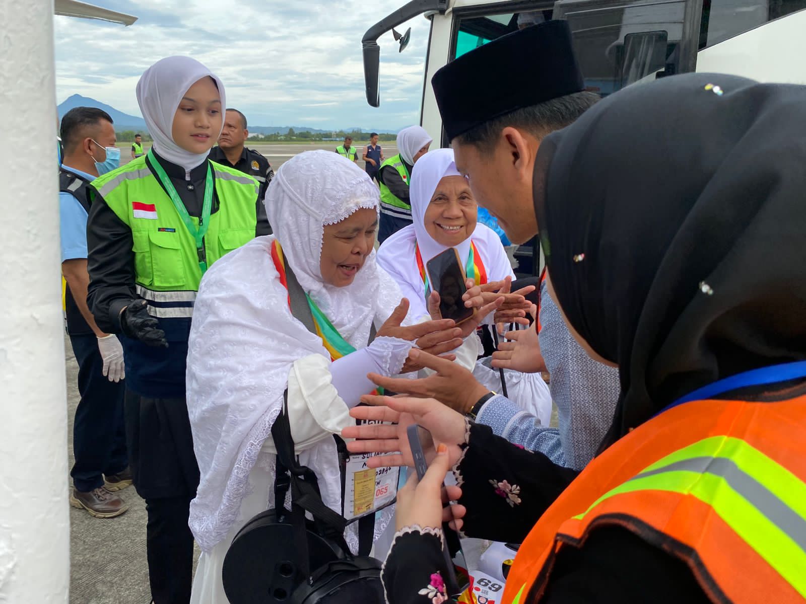 Bupati Aceh Selatan H. Mirwan MS, SE, M.Sos, Antar Jemaah Haji Sampai Ke Bandara SIM